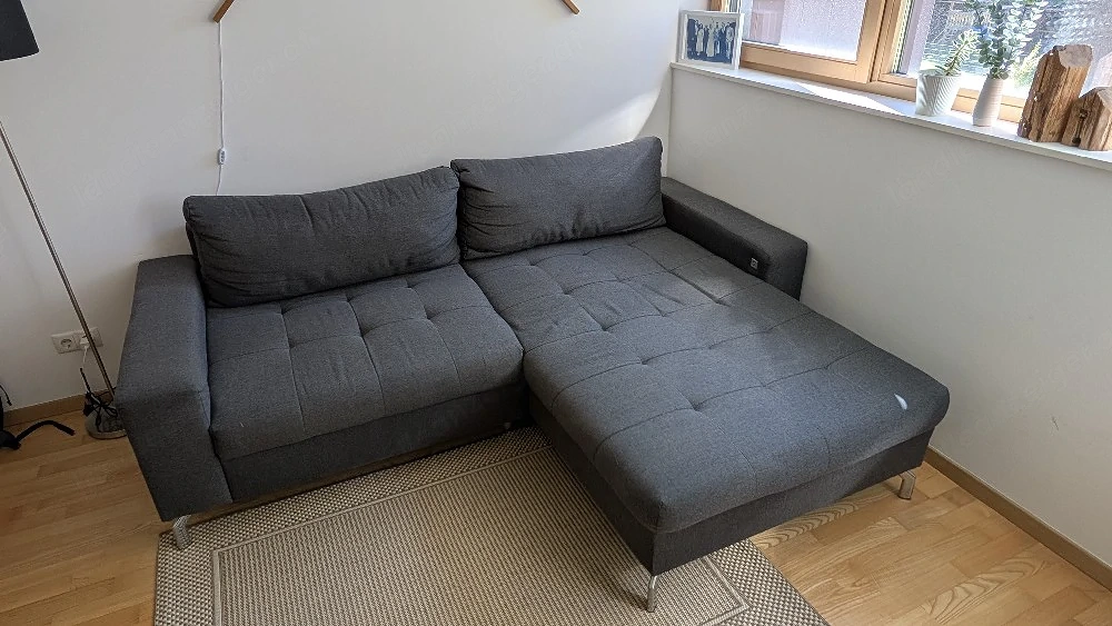 Graue, gemütliche Couch