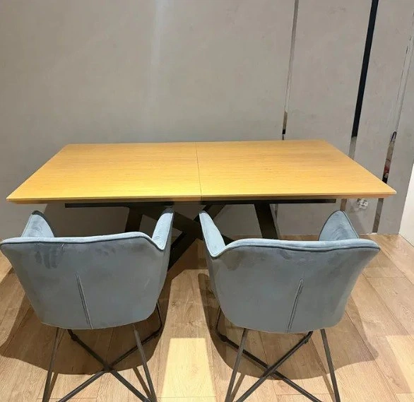 Ausziehbarer Tisch im Loft-Stil