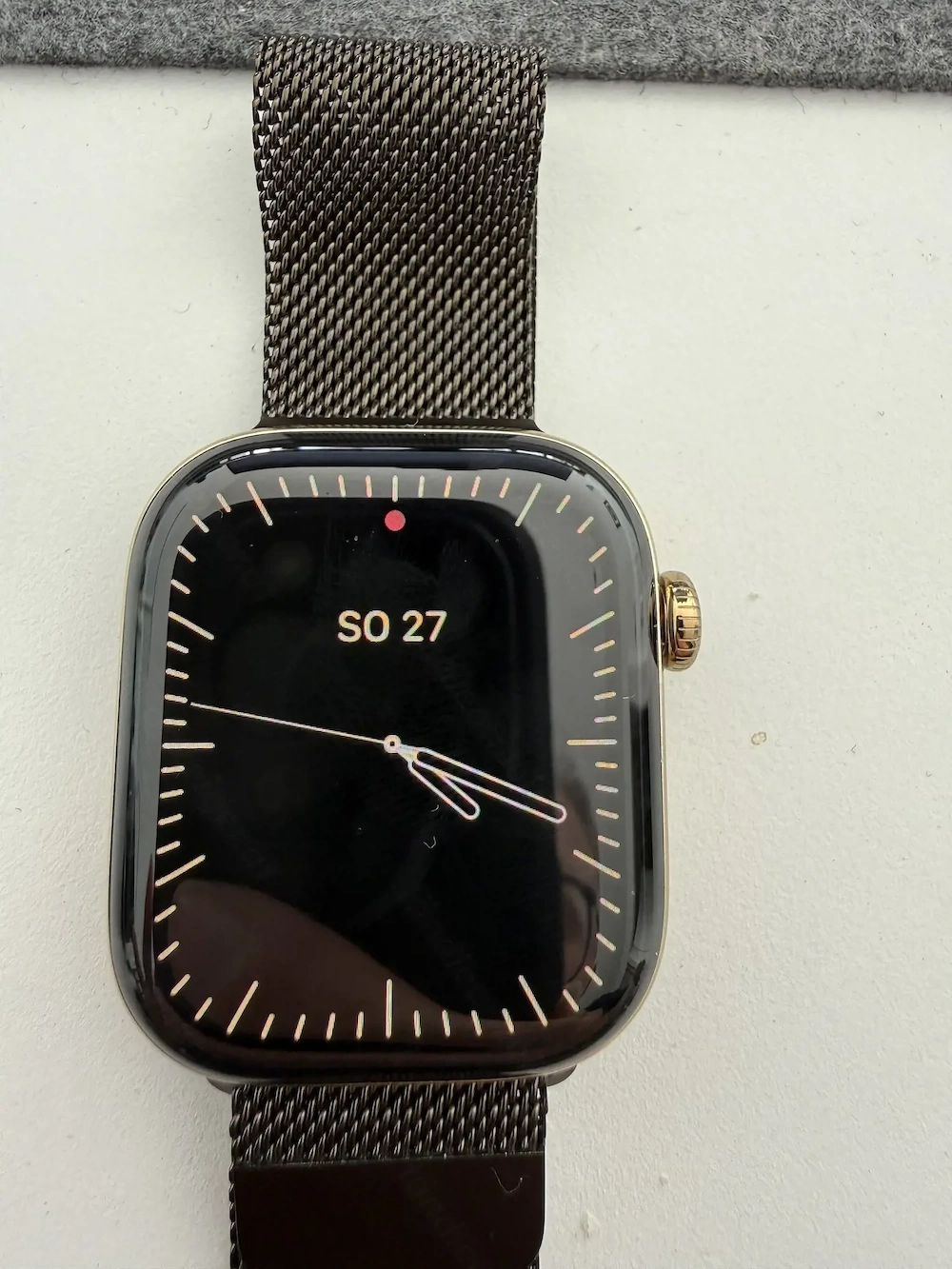 Apple Watch Series 12 GPS + Cellular, 42 mm Titangehäuse Brillantgold, Milanaise Armband Dunkelbronz