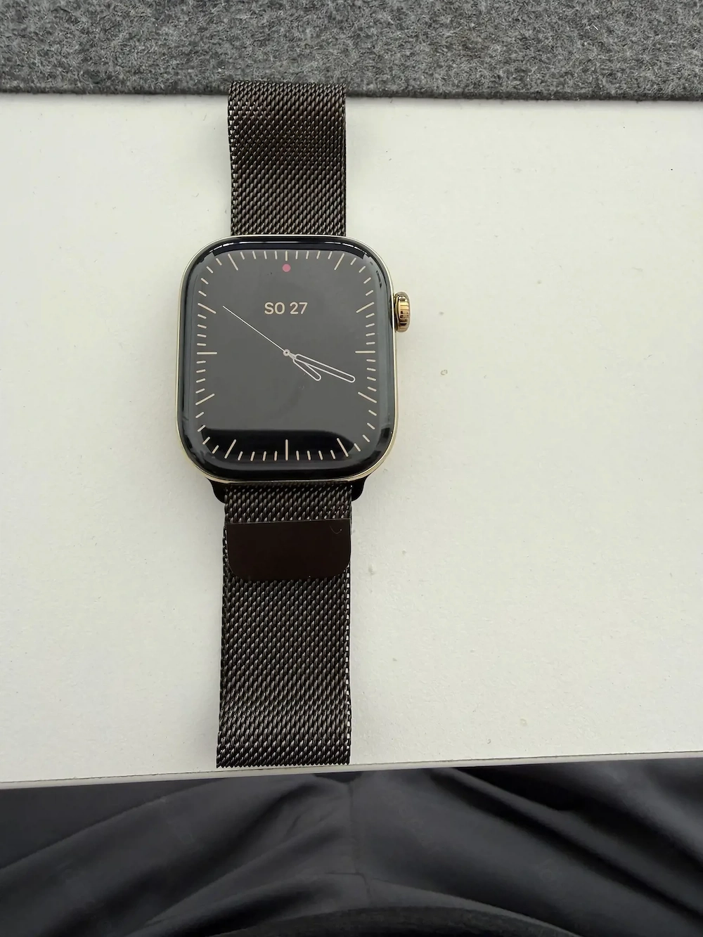 Apple Watch Series 12 GPS + Cellular, 42 mm Titangehäuse Brillantgold, Milanaise Armband Dunkelbronz