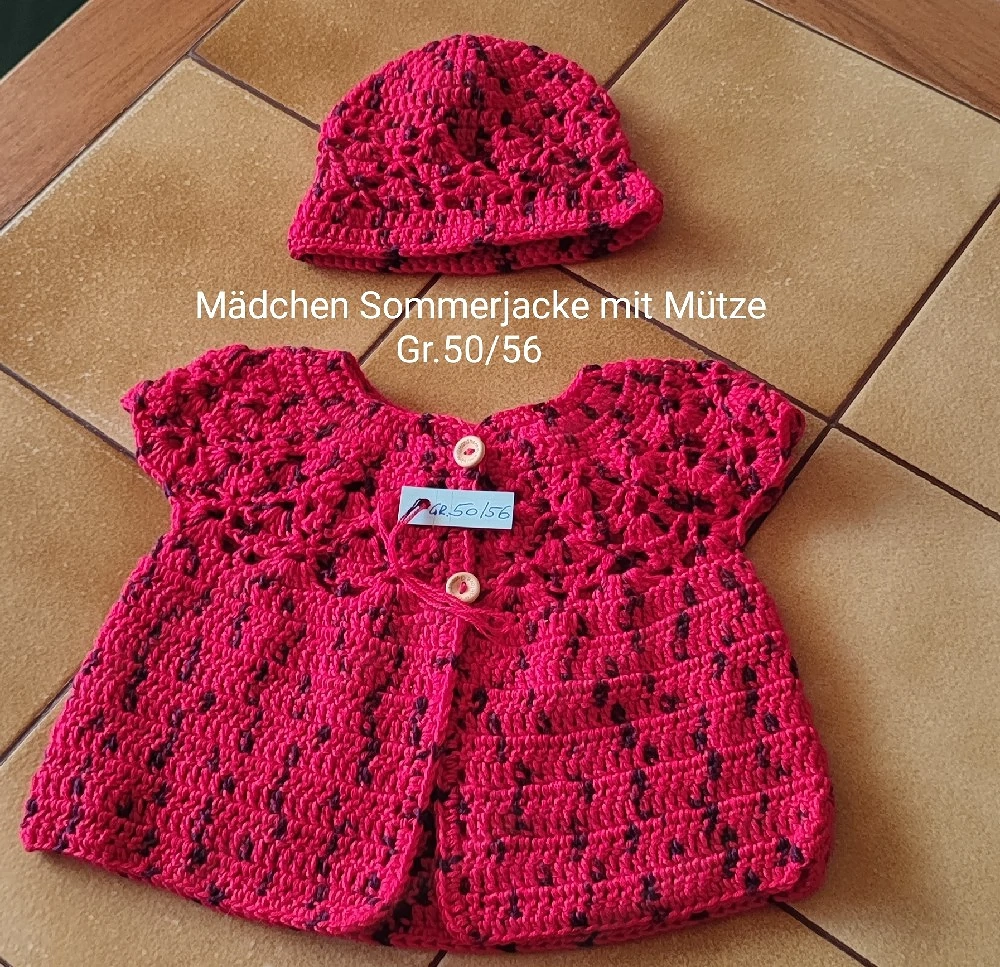 selbst gehäkelte Babyjacken Mützen usw.