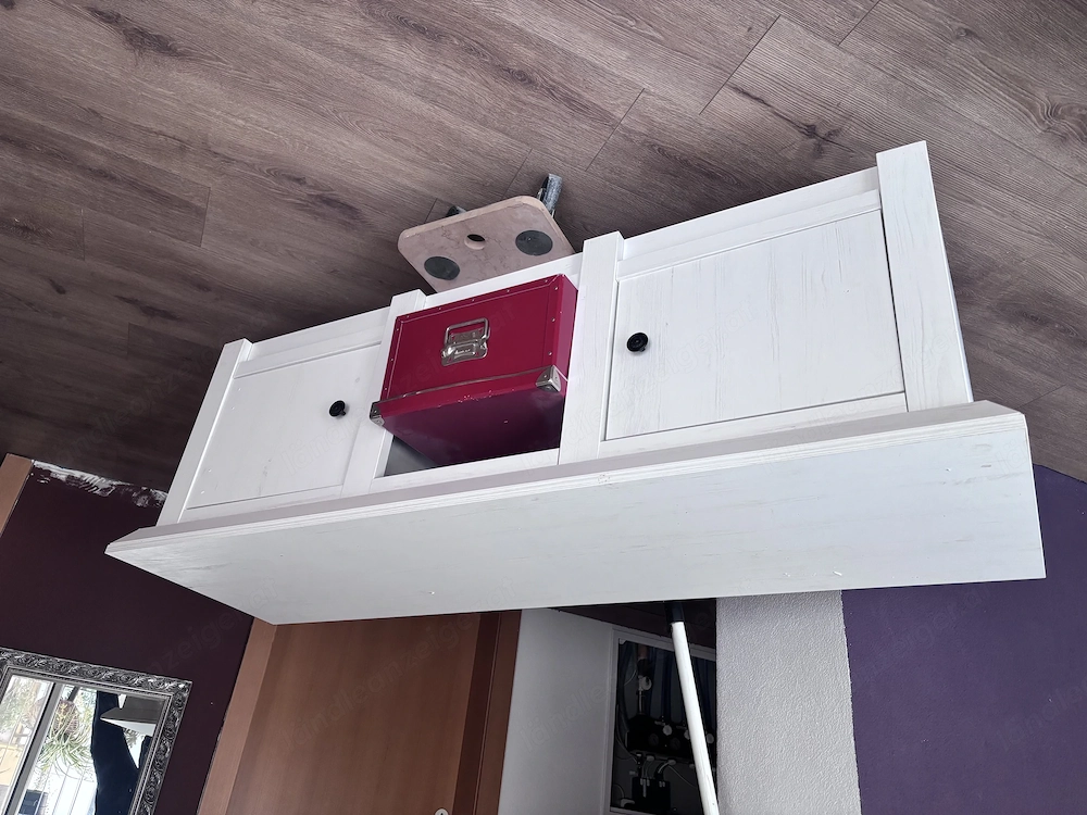 Hochschrank und Kommode im Landhausstil 