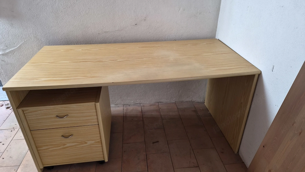 Schreibtisch mit Rollcontainer