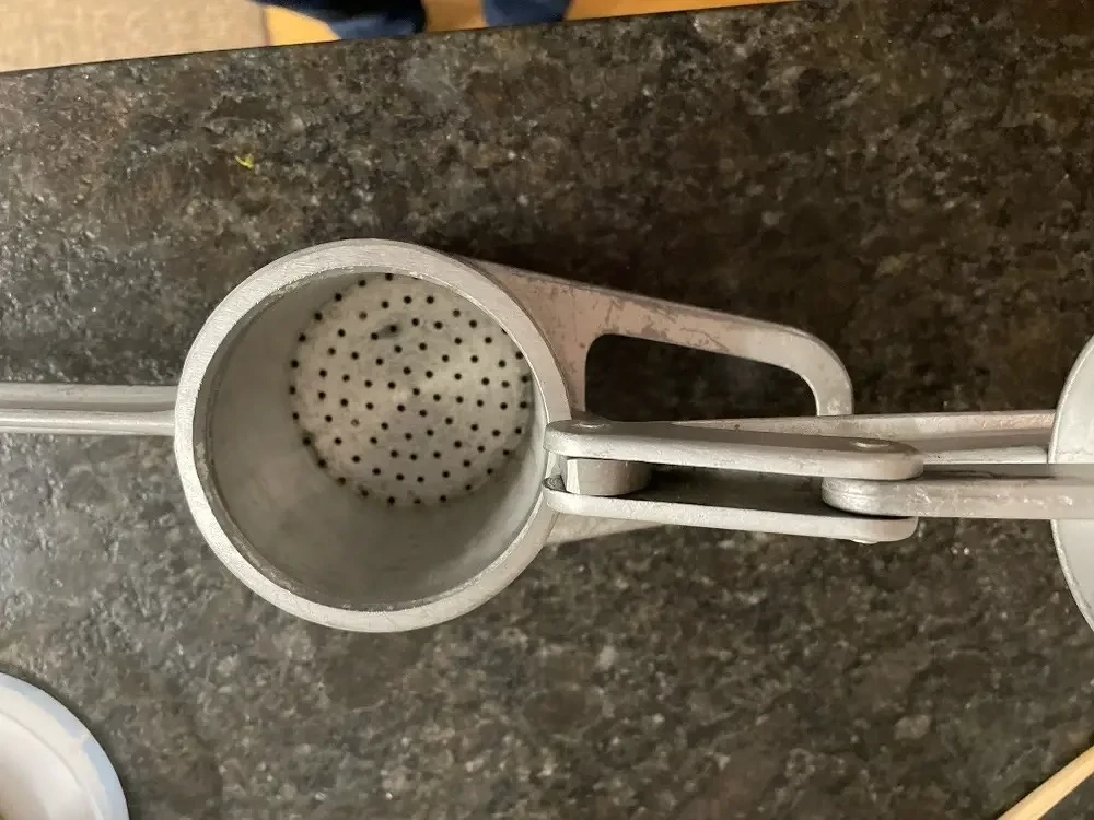 alte Spätzlepresse aus Gussmetall