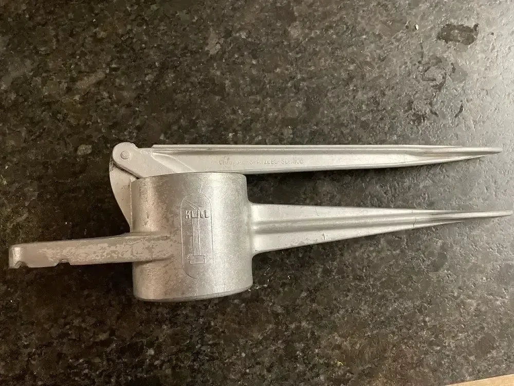 alte gusseiserne Spätzlepresse