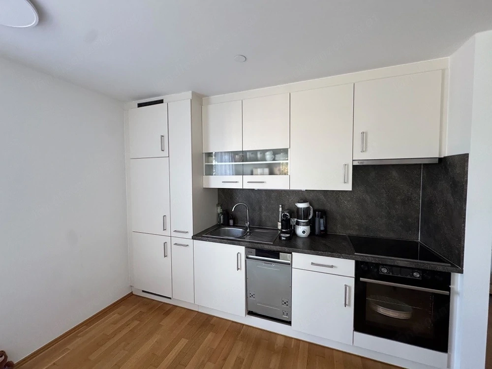 Großräumige Wohnung mit Balkon, Keller und Tiefgaragenstellplatz zu vermieten!