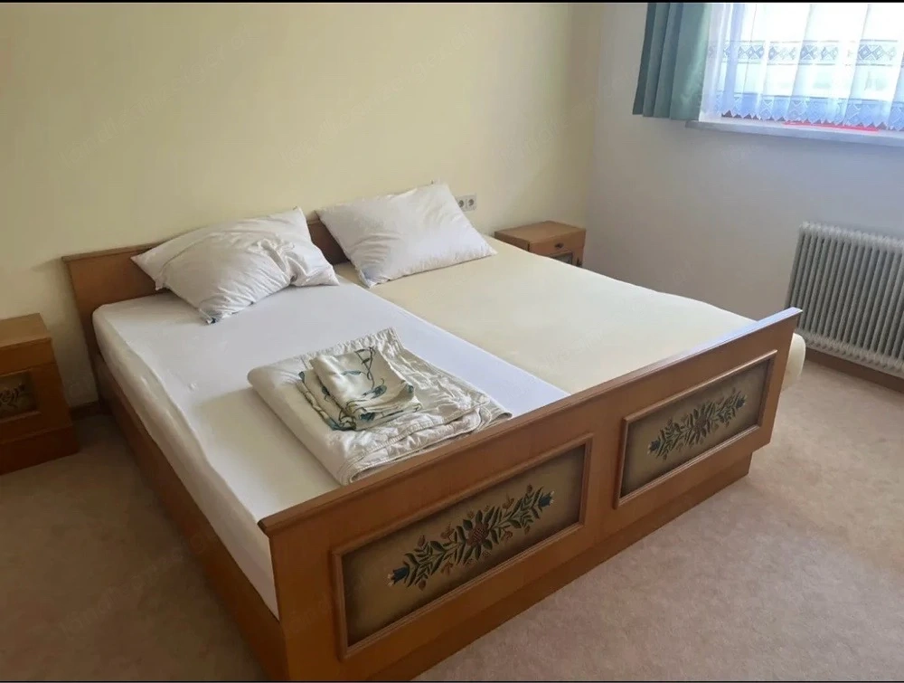 Doppelbett aus Holz mit Malerei