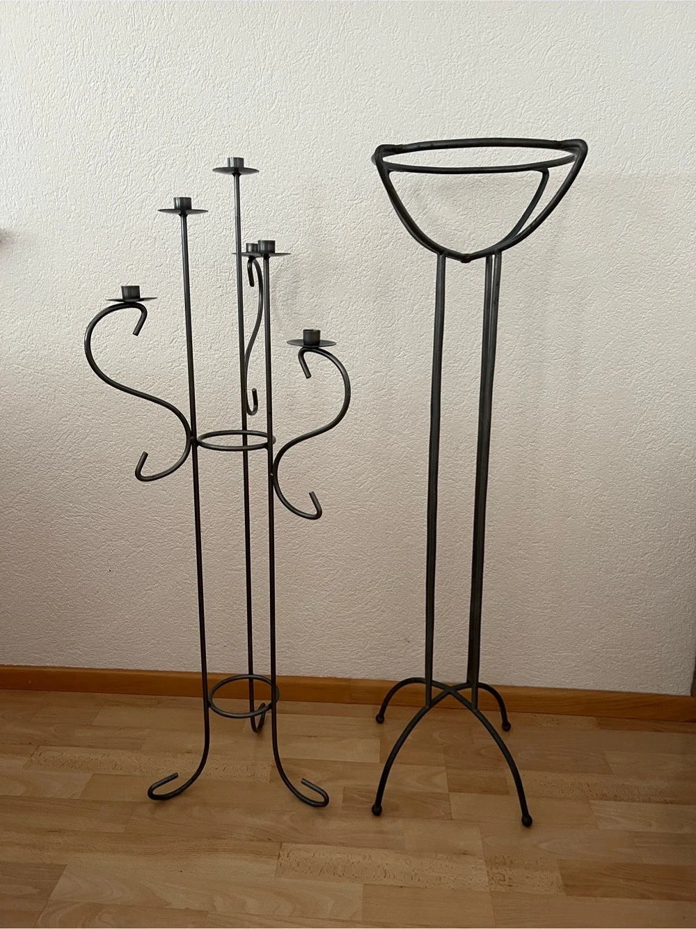 Kerzen und Blumenständer