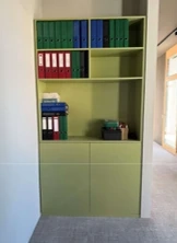 Schrank mit Einlageböden und 2 Türen