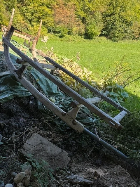 schöner Holz-Hornerschlitten