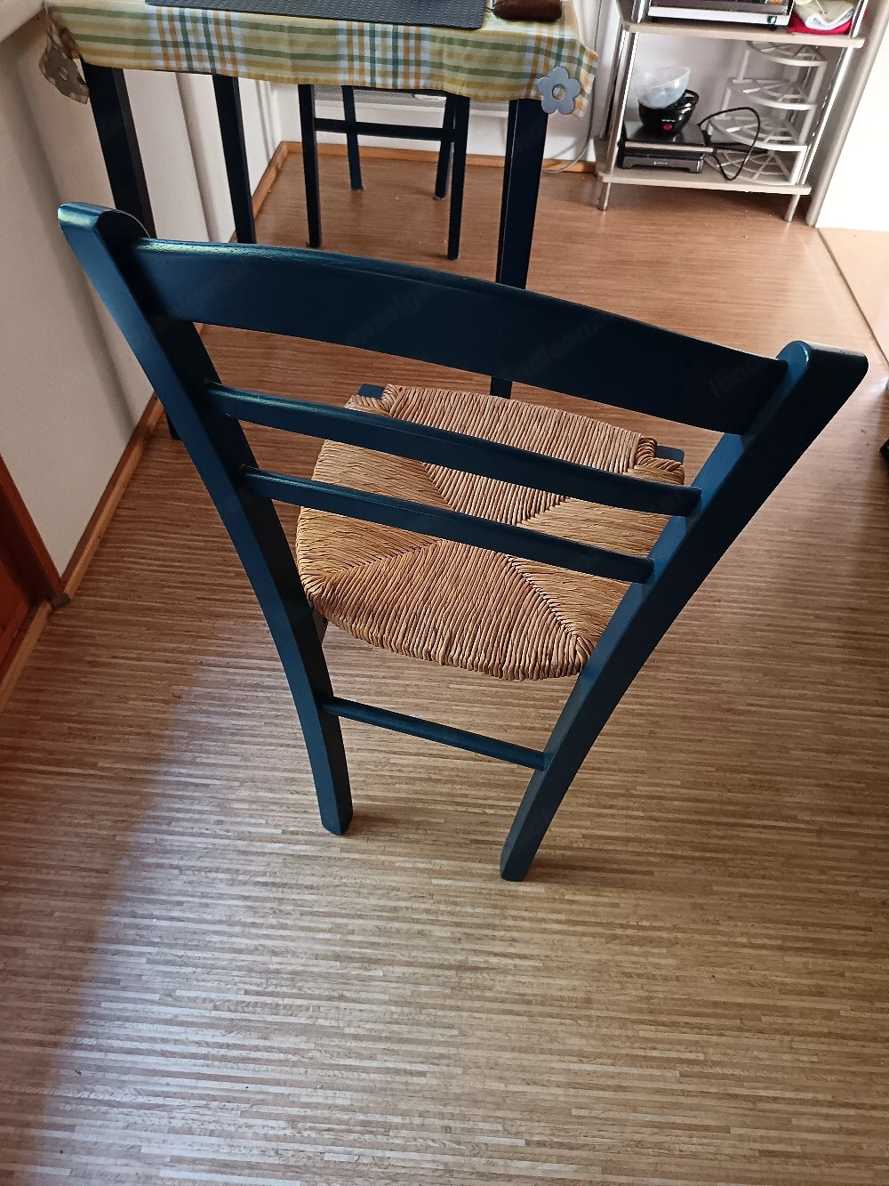 2 Holzstühle blau zum Verkauf