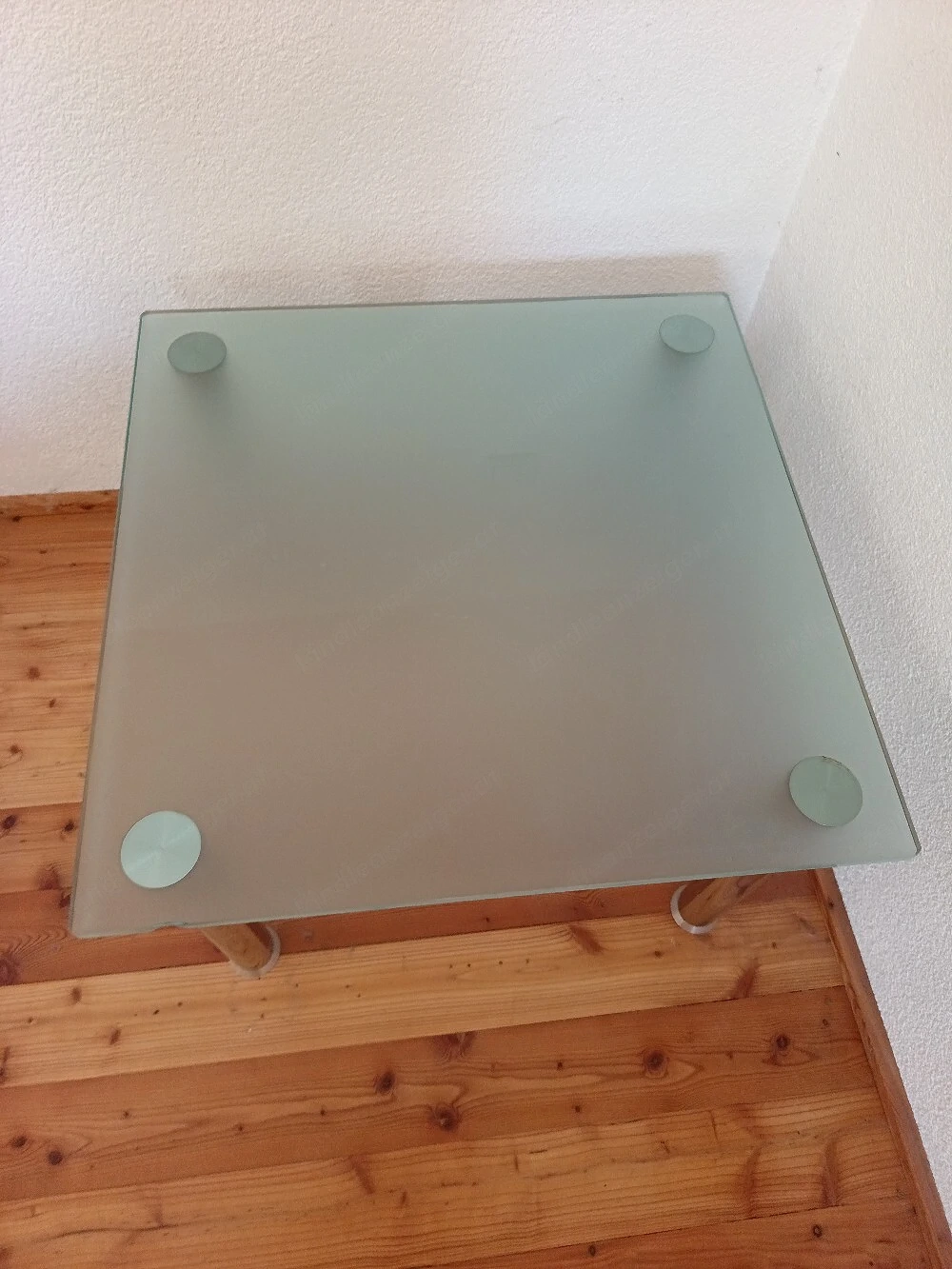 Couchtisch mit Glasplatte