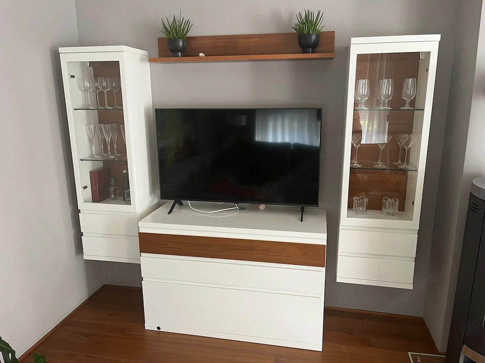 Stilvolle Wohnwand im Nussdesign