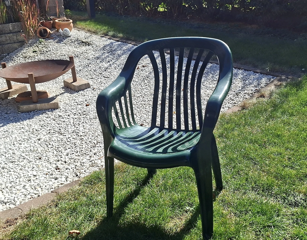 6 Gartenstühle zu verschenken