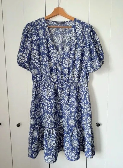 Neues Damenkleid