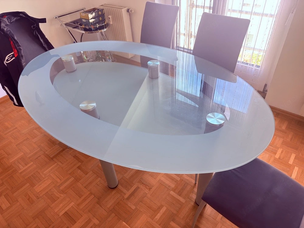 Glastisch für Esszimmer.