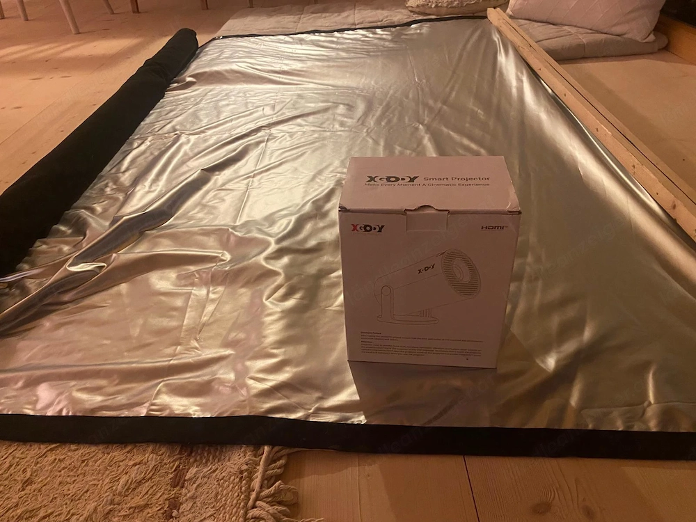 Kompakter Mini Beamer mit Leinwand