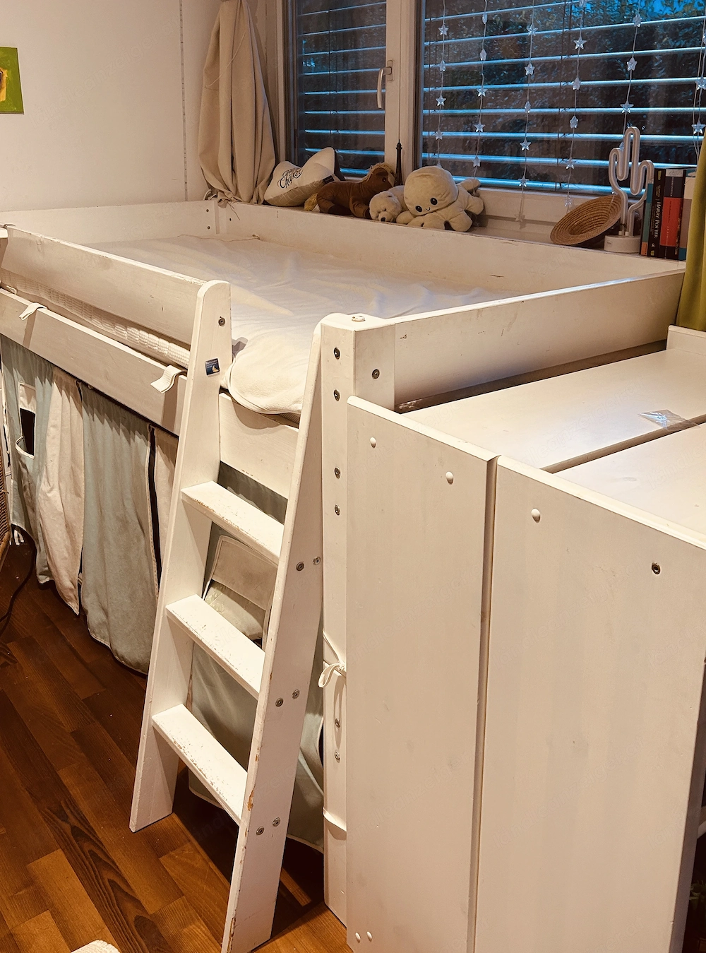 Hochbett 90x200 mit Vorhängen