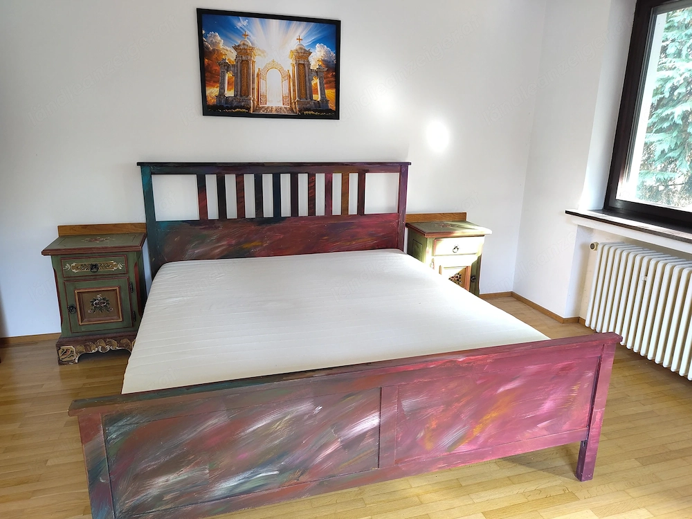 Künstler-Bett 180x200 + 2 bemalte Nachtkästchen, zu verschenken