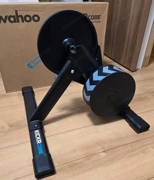 Verkaufe einen Wahoo KICKR CORE 2 mit Zwift Cog und Zwift Click v2