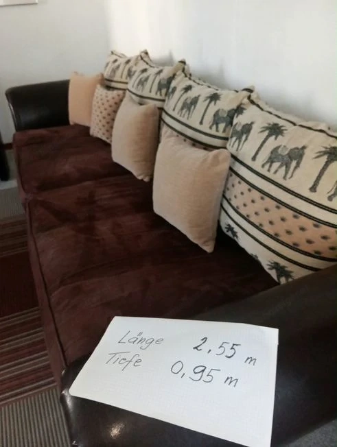 Couch dunkelbraun mit Kissen