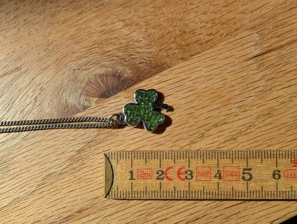 Kette mit Kleeblatt-Anhänger und grünen Strasssteinen
