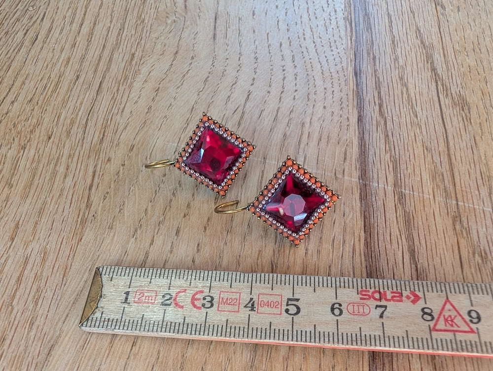 Rechteckige Ohrringe mit rotem Strass und orangefarbenem Rand