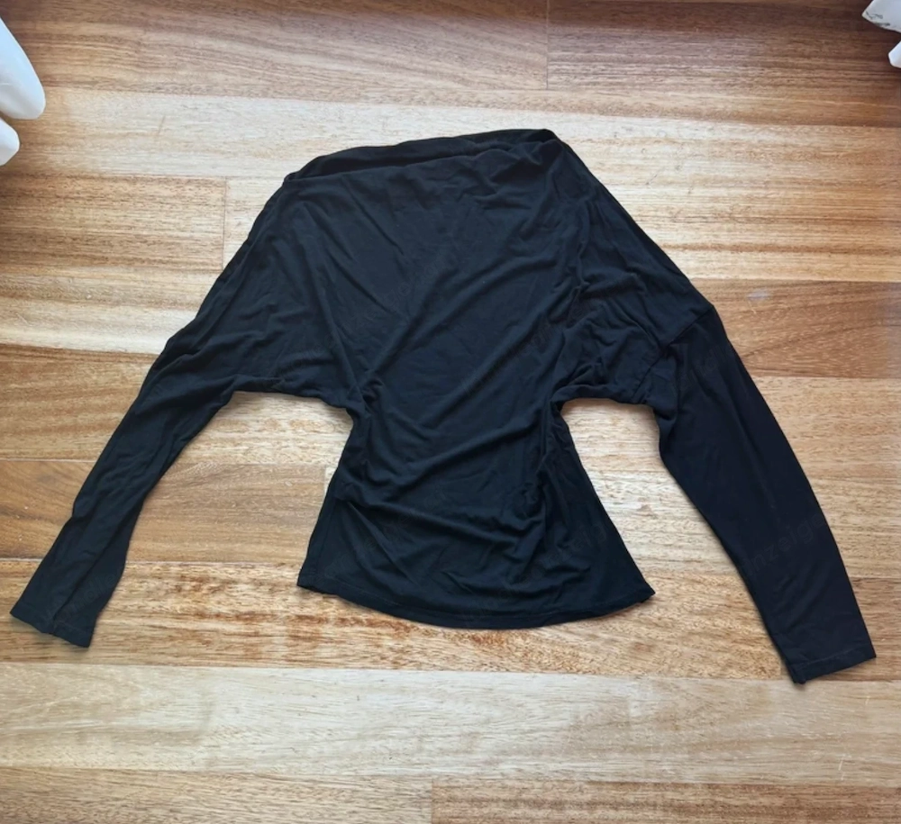 schwarzes Langarmshirt