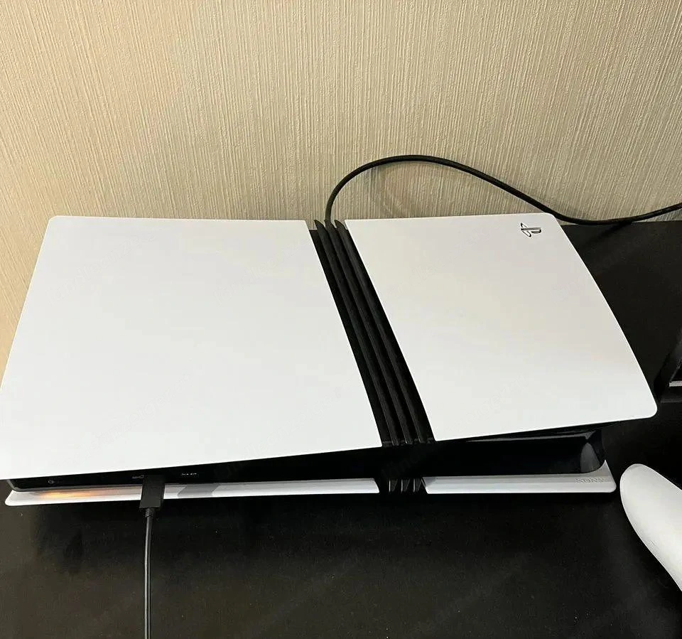 PlayStation 5 Pro mit 2 Controller (DualSense)
