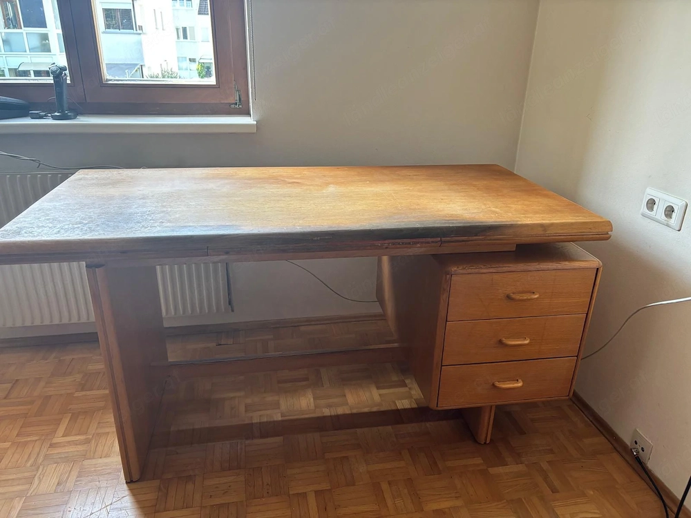 Schreibtisch aus Holz mit Schubladen