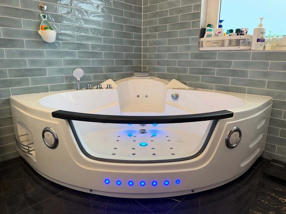 Whirlpool   Eckbadewanne Milano 152   152 cm mit Hydrojets, Heizung, Bluetooth & Ozonsystem