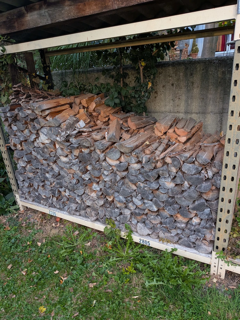 Verkaufe etwas mehr als 1 Kubik Meter  Brennholz Weich
