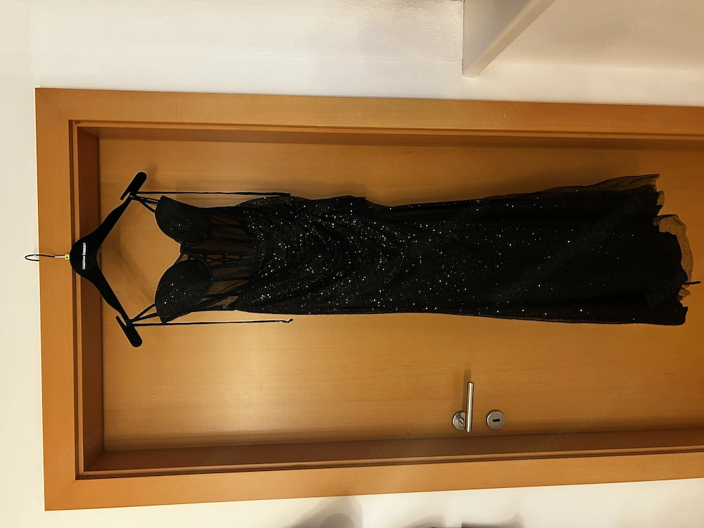 Elegantes schwarzes Ballkleid mit Corsage & Glitzer