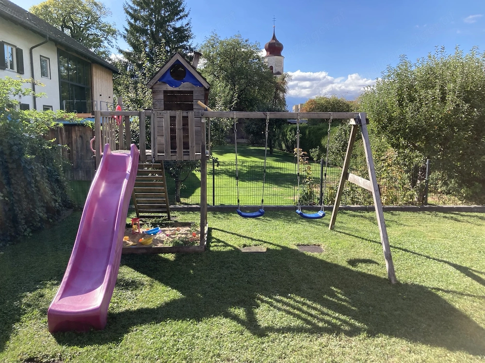 Spielturm mit Sandkasten und Rutsche 