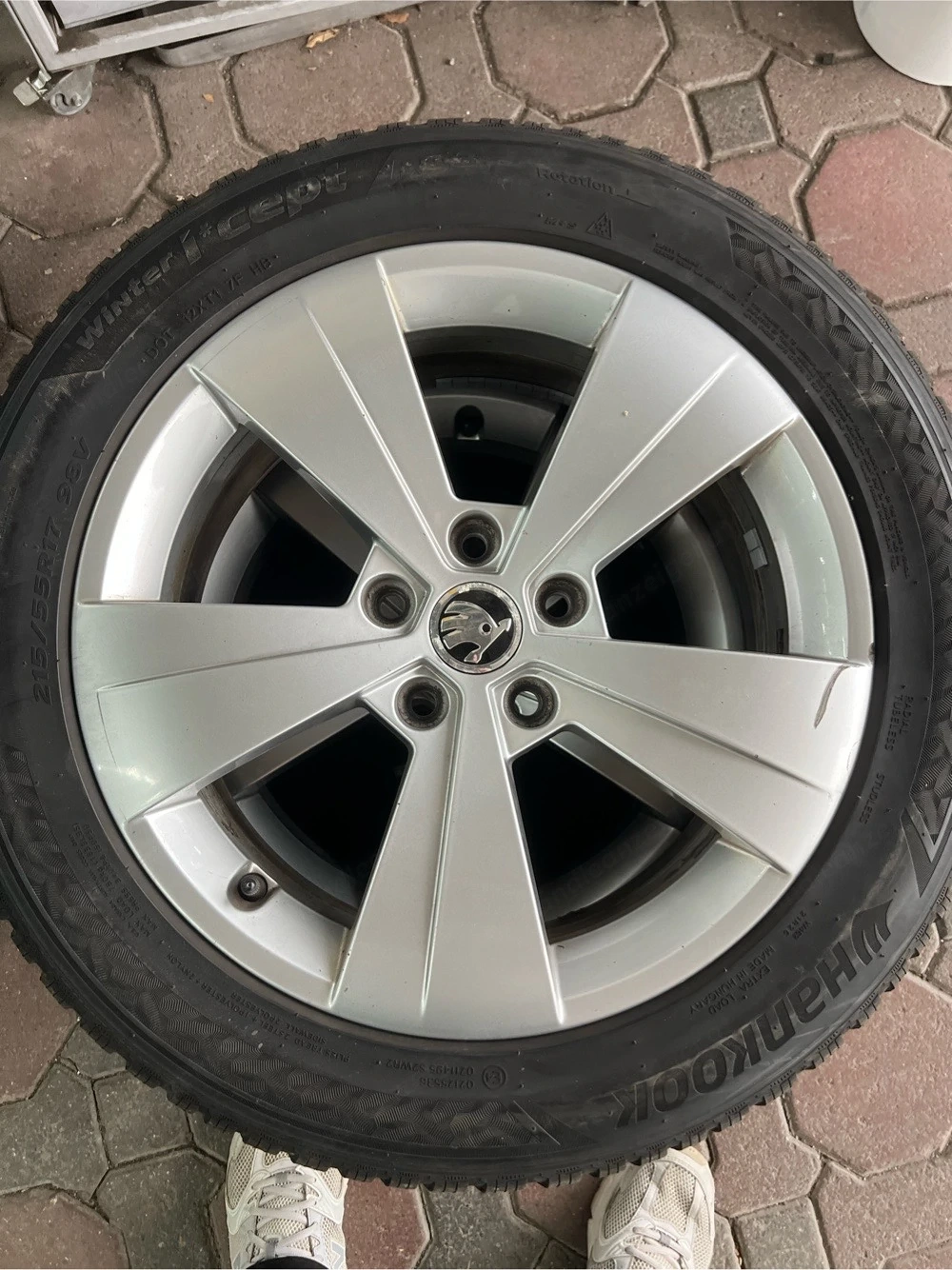 Original Skoda Superb 17 Zoll Alufelgen mit Hankook Winterreifen