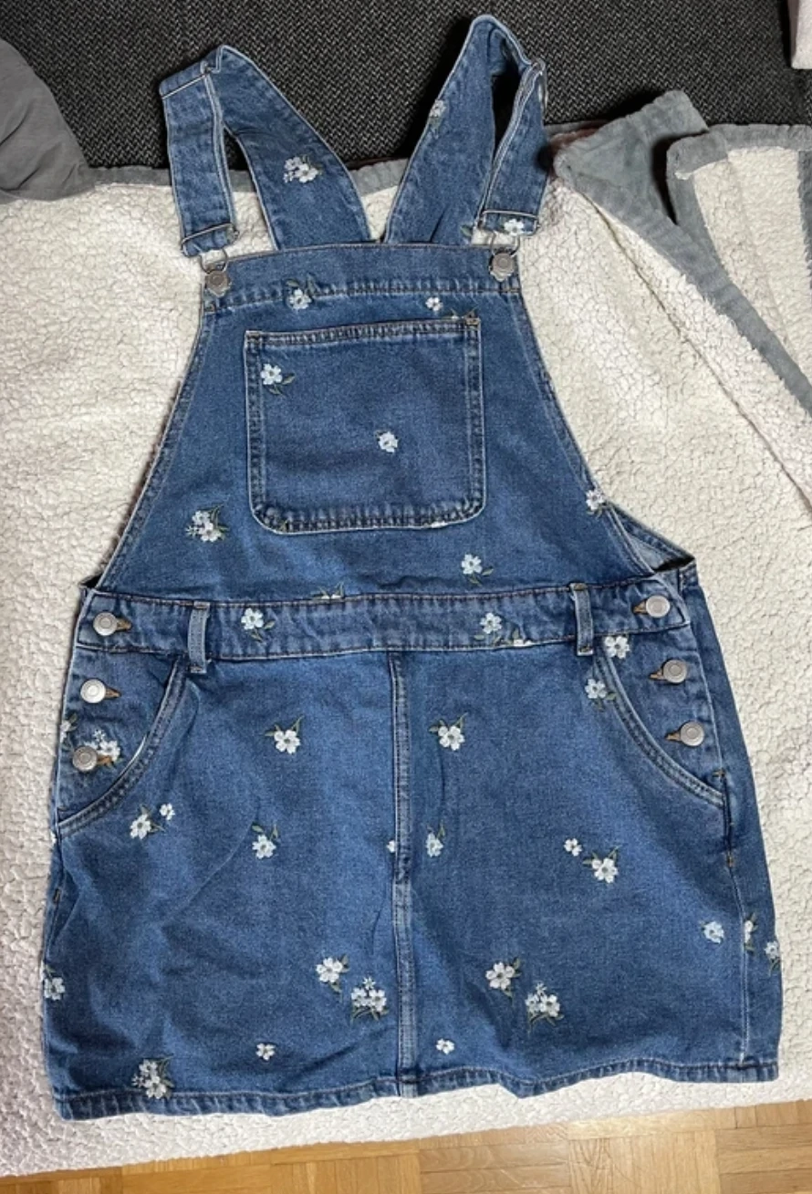 Latzkleid mit Blumen Stickerei!