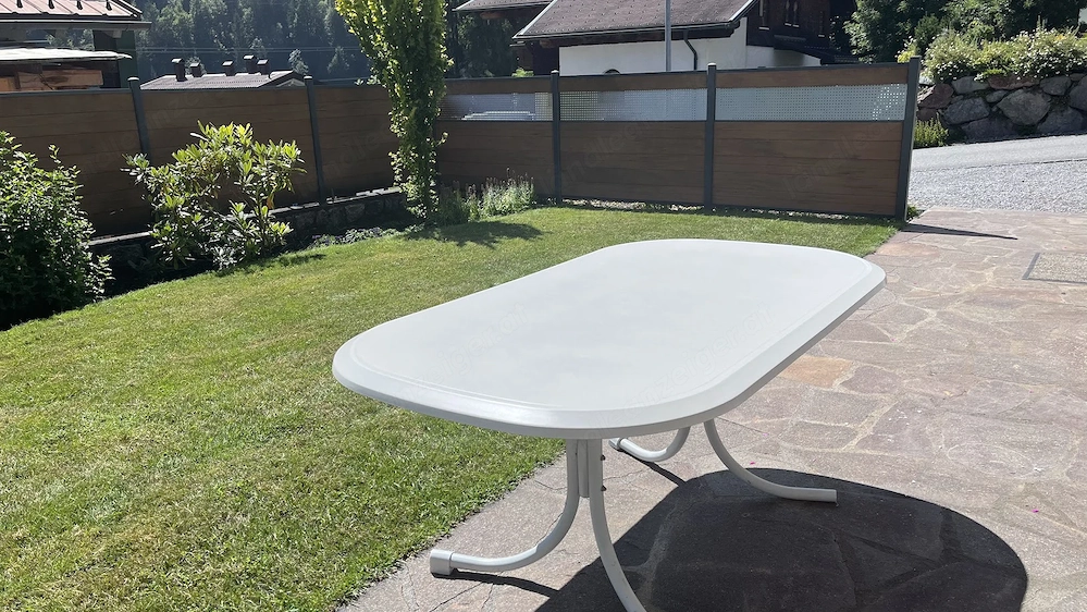 Gartentisch zu verschenken