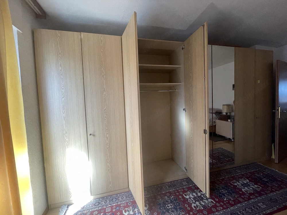 Schöner Kleiderschrank 