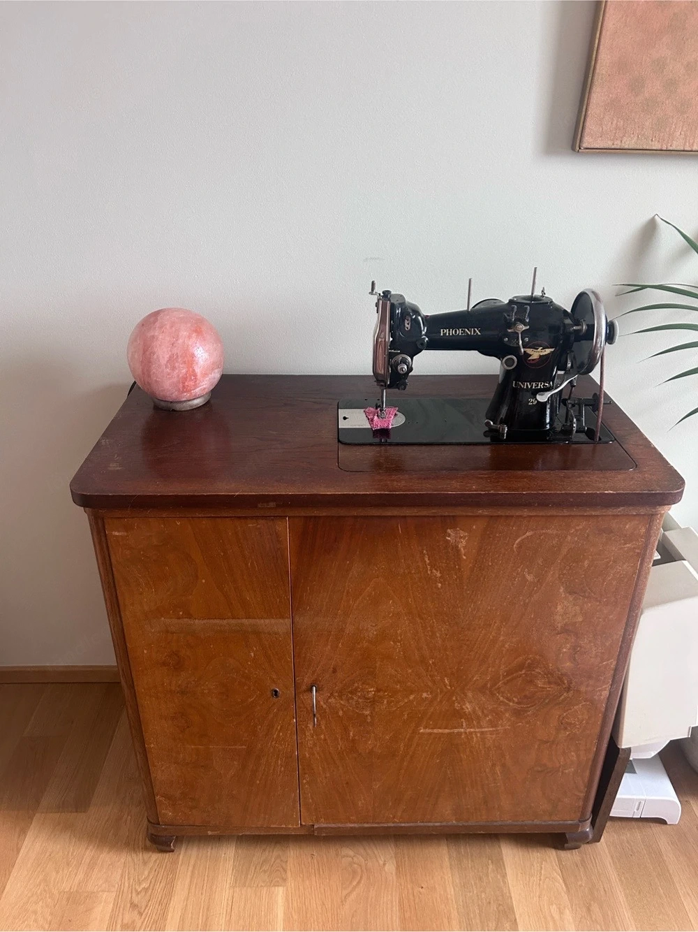 Vintage Kommode und Nähmaschine