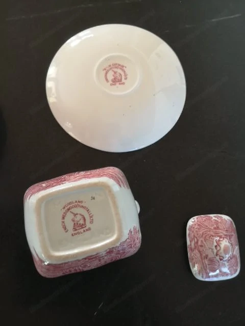 Milchkanne und Zuckerdose mit Deckel und jeweils einer Untertasse