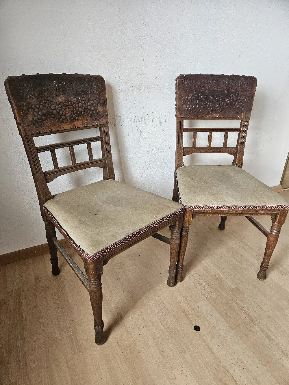 Zwei Stühle zu verschenken 