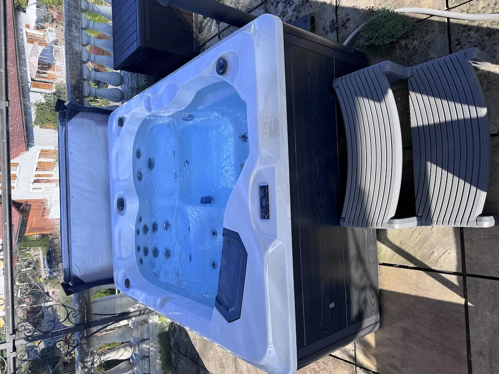 Outdoor-Whirlpool für 4 Personen inkl. Abdeckung & Einstieg
