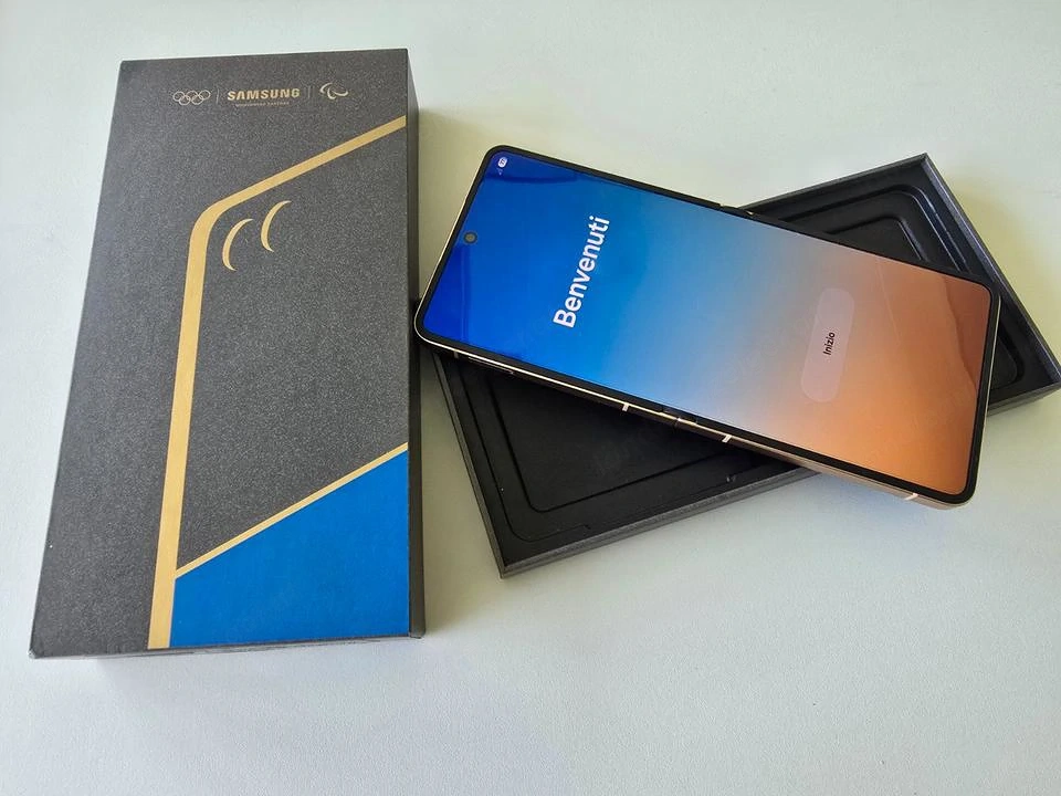 Samsung Z Flip 7 (512 GB, Olympia Olympic Version) Neuzustand