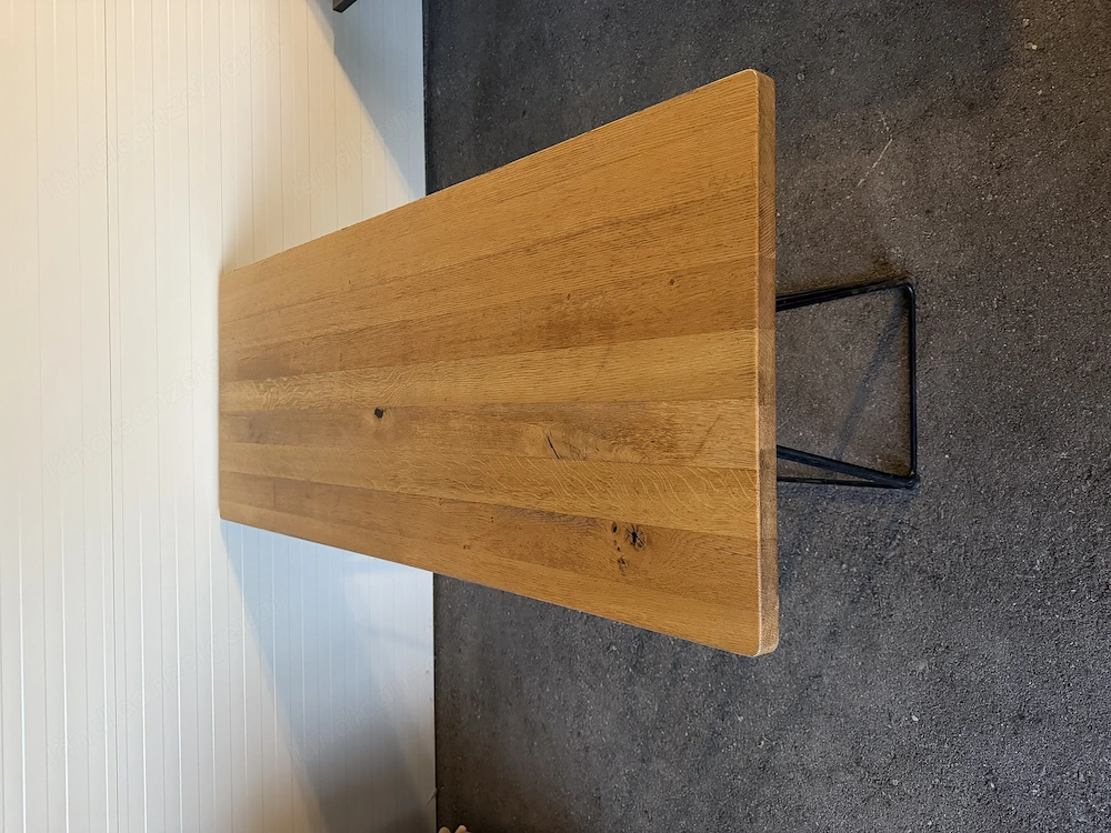 Holztisch.