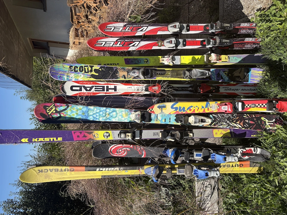 Diverse Ski und Skischuh