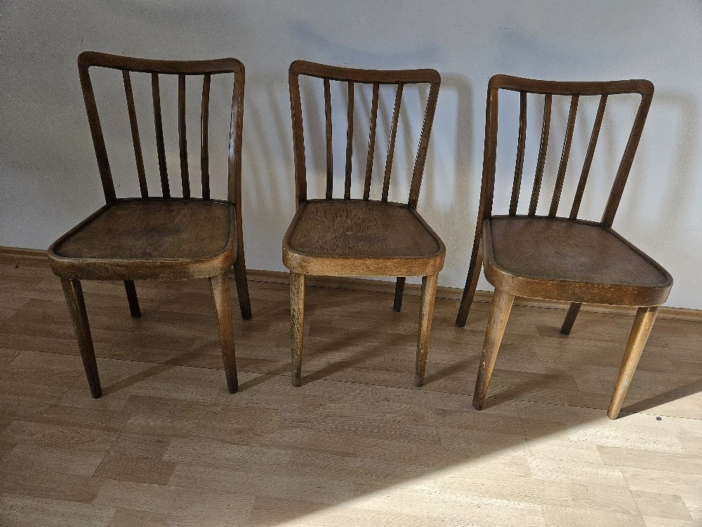 Drei Holzstühle zu verschenken 
