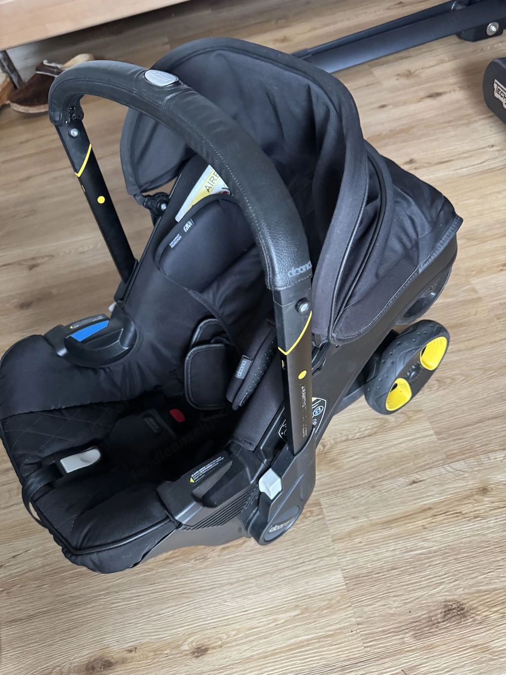 Doona Babyschale mit Fahrgestell + Isofix-Basis - Top Zustand