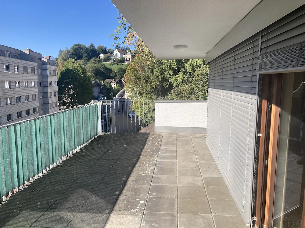 schöne 2-Zimmer-Dachwohnung mit großer Terrasse & Tiefgarage 