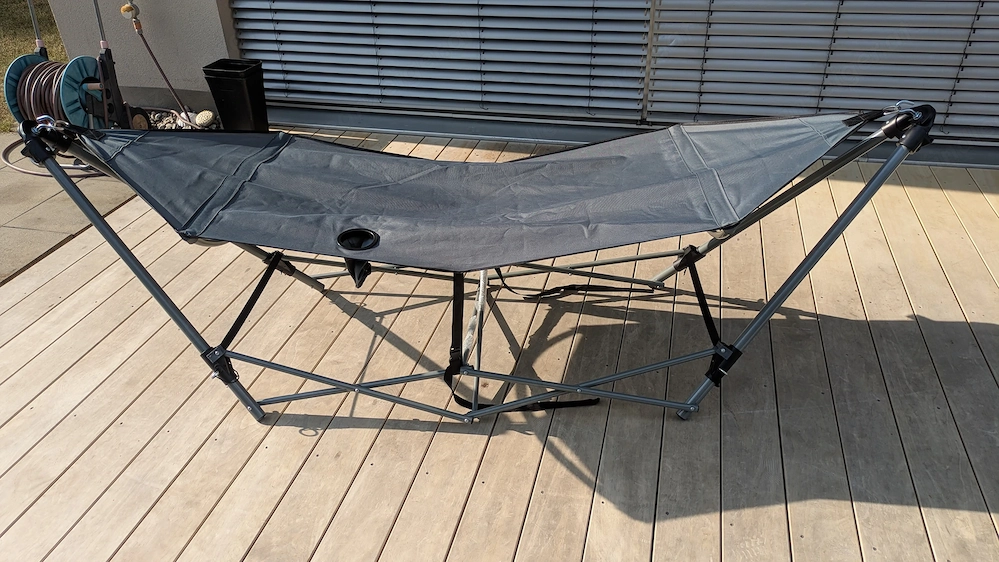 Hängematte mit faltbaren Gestell und Sonnenschutz