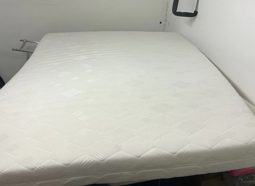 Matratze 140 cm x 200 cm gegen Selbstabholung zu verschenken 